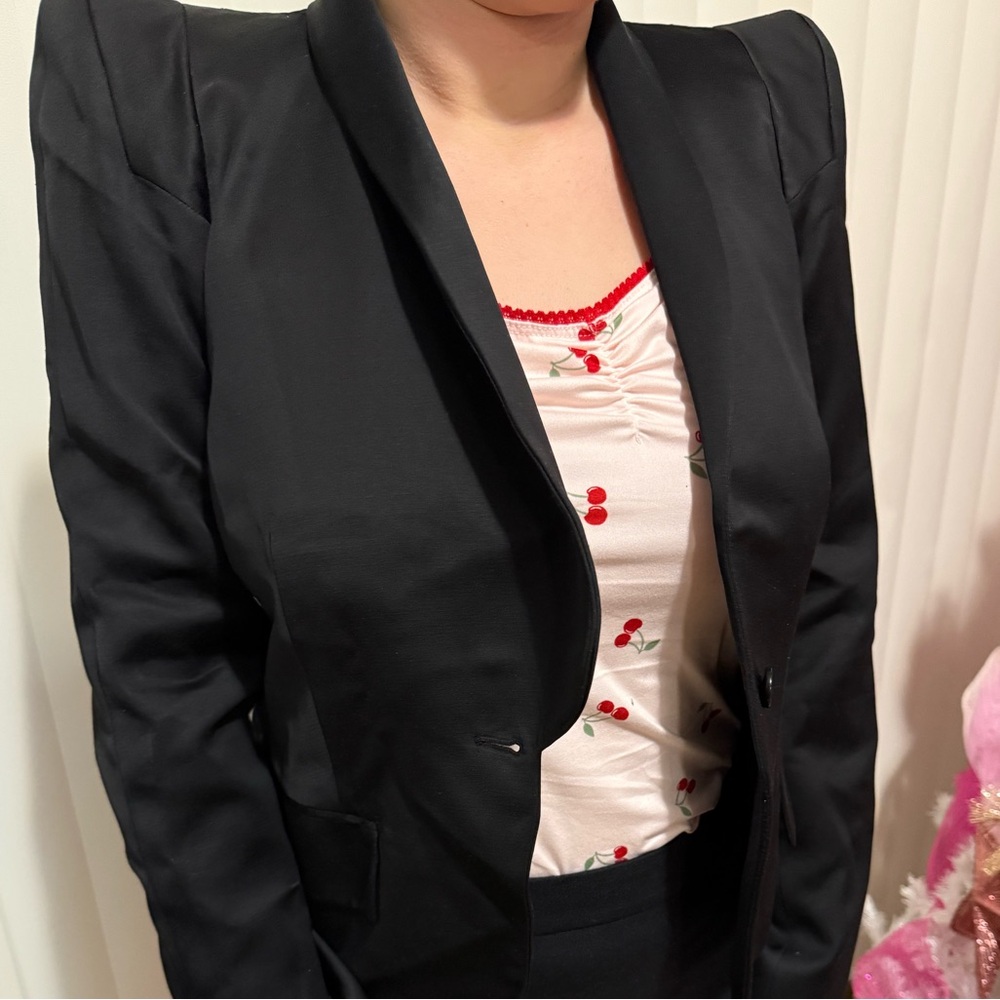 Zara Black Blazer with Structured Silhouette